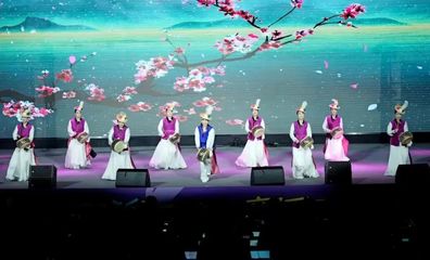 多國藝術團隊共譜青春樂章，舞臺藝術造型點亮新都之夜——記“成都國際友城青年音樂會”